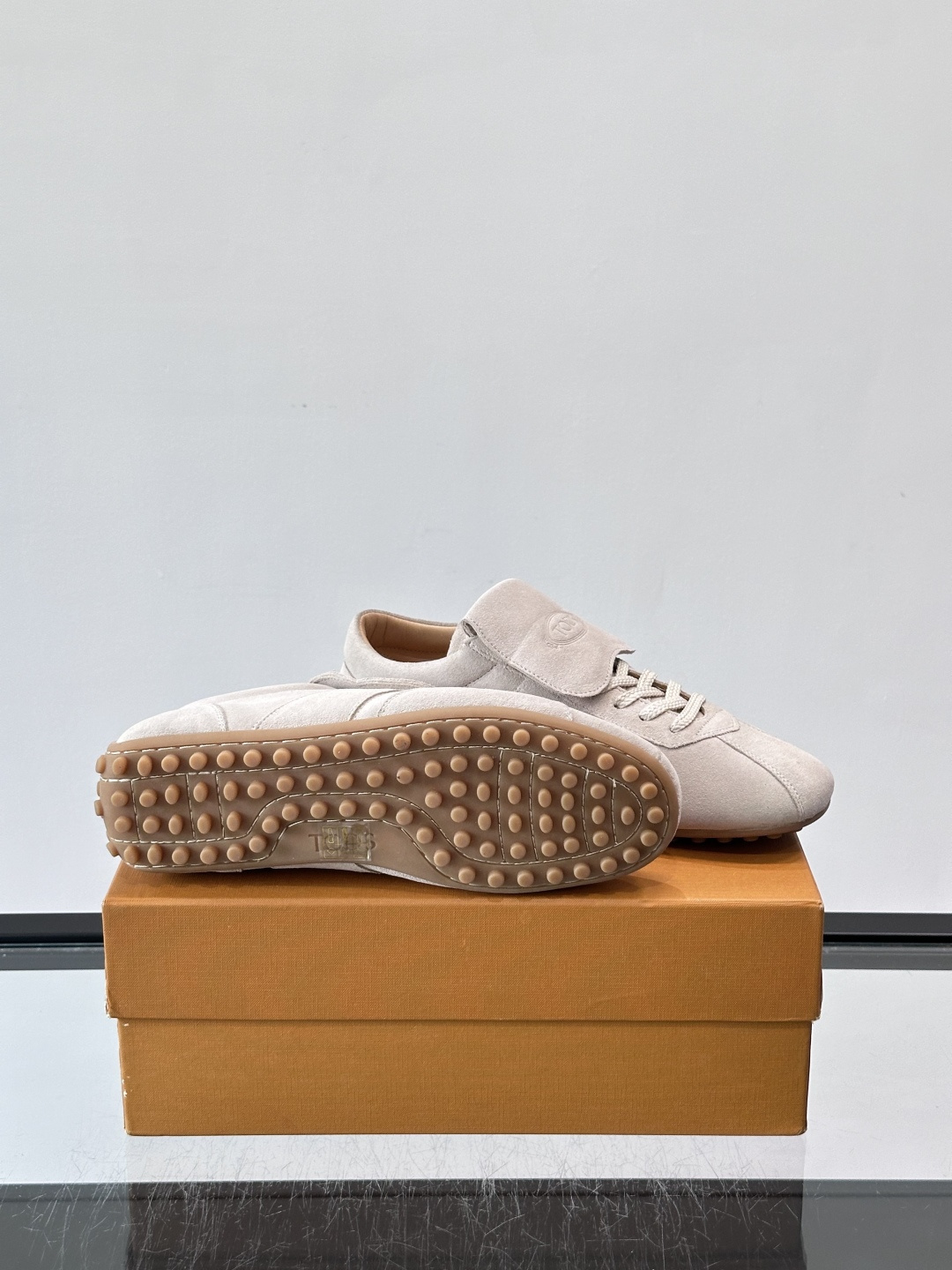 Tod's T-Marathon系列运动休闲鞋从室内足球运动汲取灵感，复古风鞋面以柔软皮革制成，触感如同丝缎般柔软丝滑，