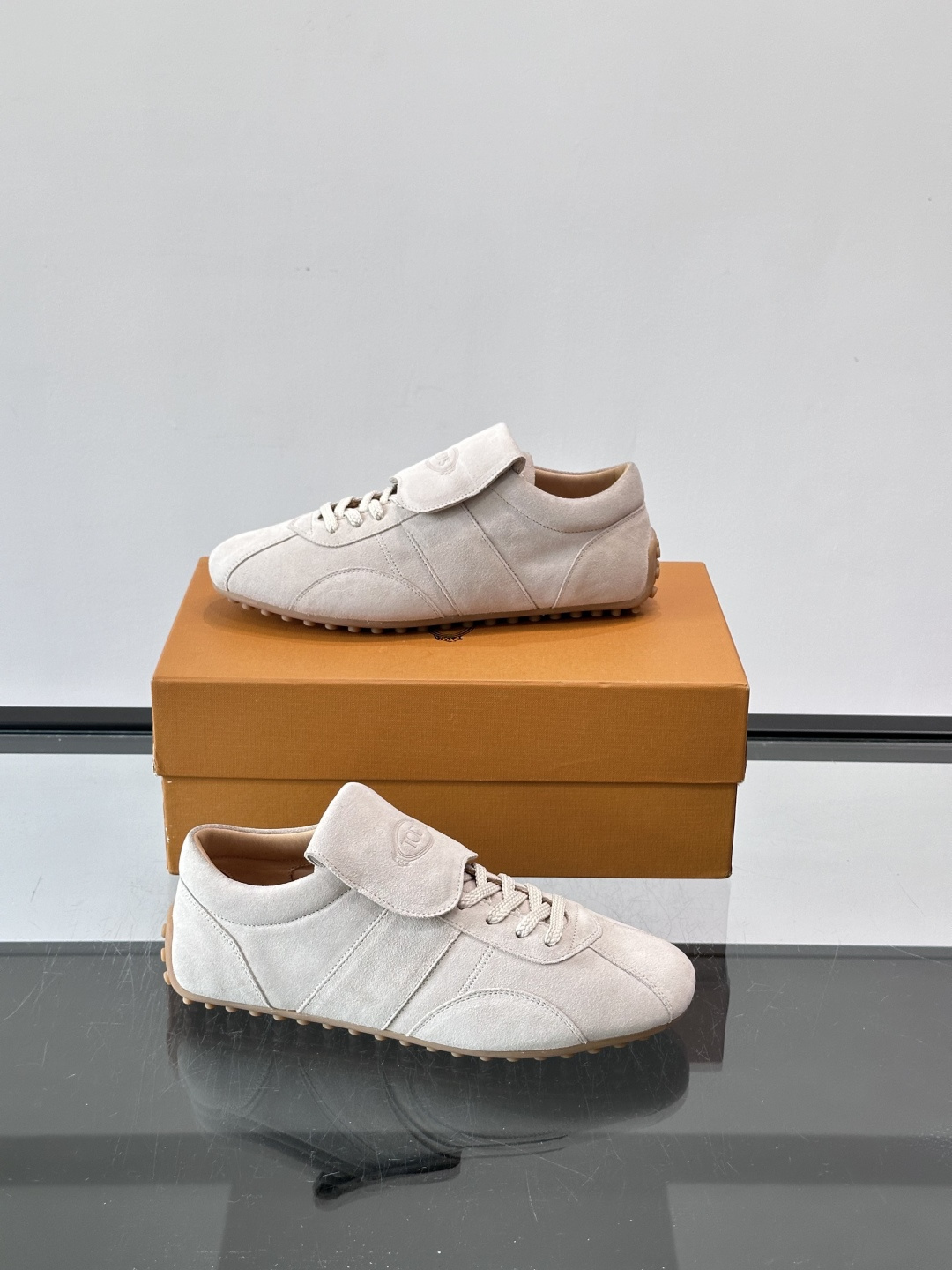 Tod's T-Marathon系列运动休闲鞋从室内足球运动汲取灵感，复古风鞋面以柔软皮革制成，触感如同丝缎般柔软丝滑，