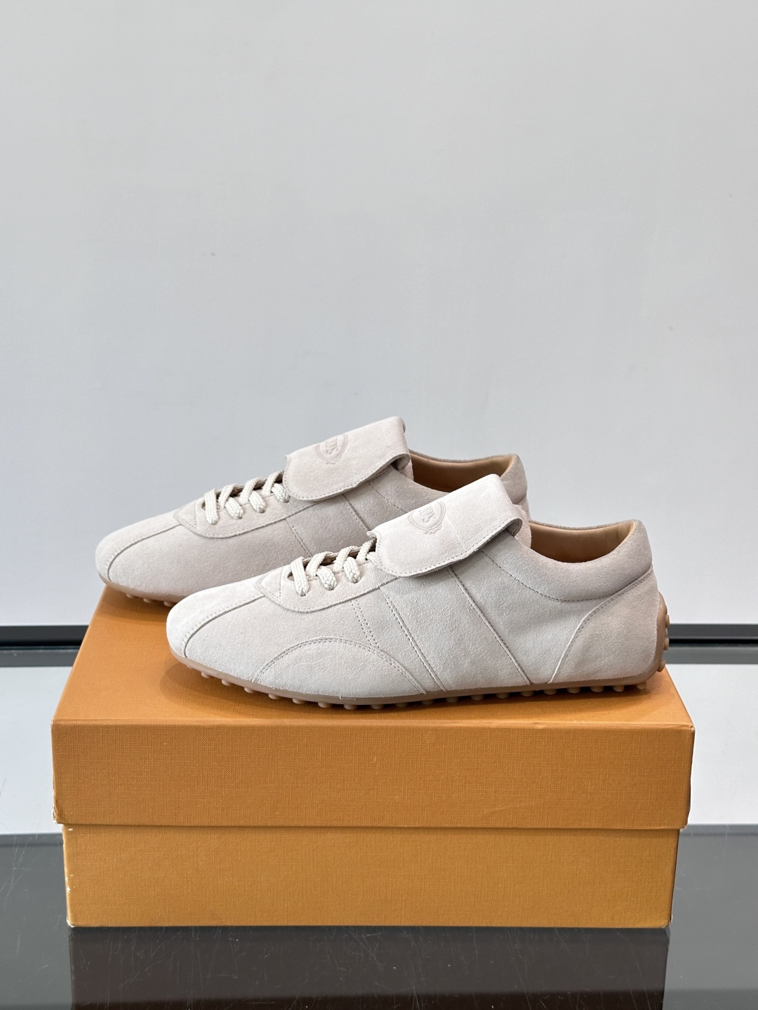 Tod's T-Marathon系列运动休闲鞋从室内足球运动汲取灵感，复古风鞋面以柔软皮革制成，触感如同丝缎般柔软丝滑，