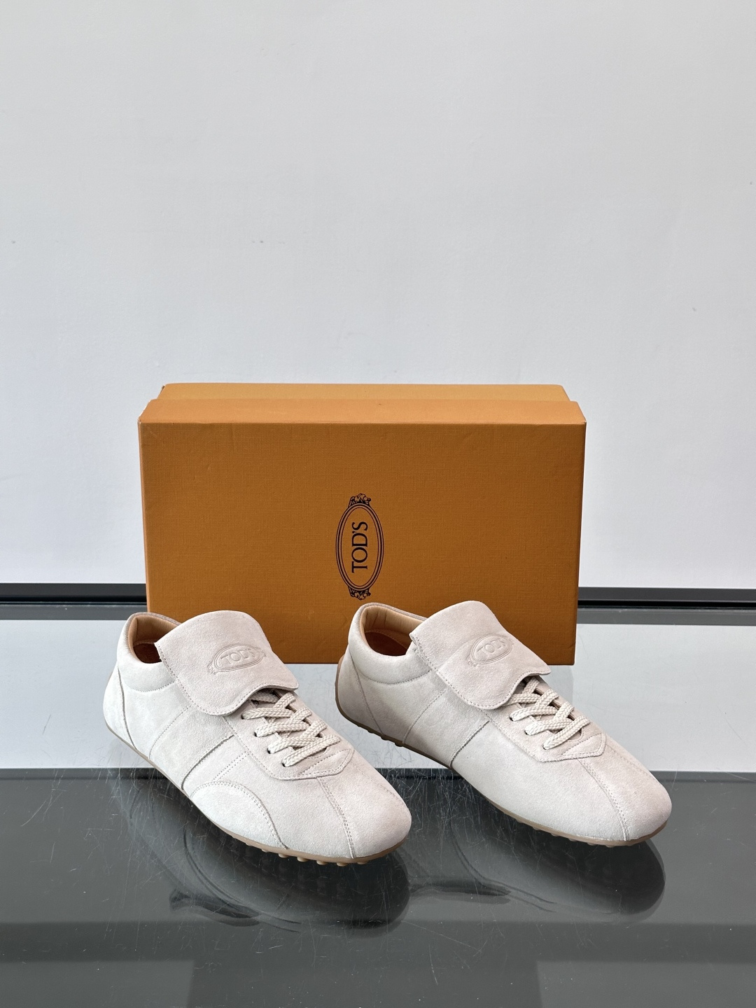 Tod's T-Marathon系列运动休闲鞋从室内足球运动汲取灵感，复古风鞋面以柔软皮革制成，触感如同丝缎般柔软丝滑，