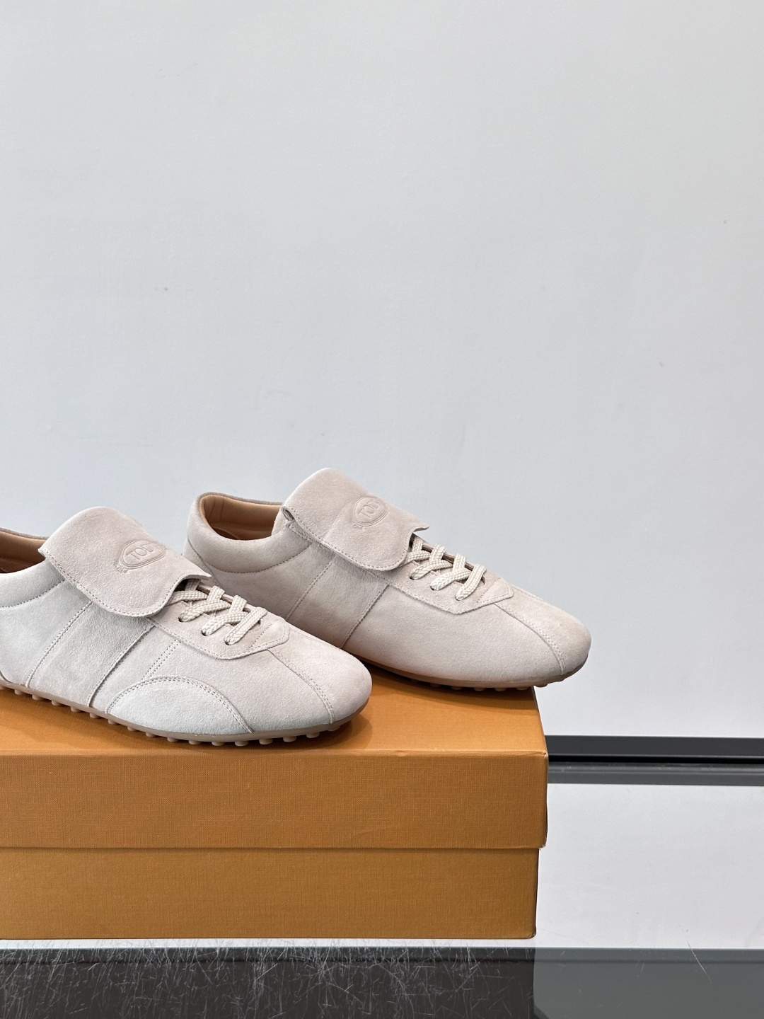 Tod's T-Marathon系列运动休闲鞋从室内足球运动汲取灵感，复古风鞋面以柔软皮革制成，触感如同丝缎般柔软丝滑，