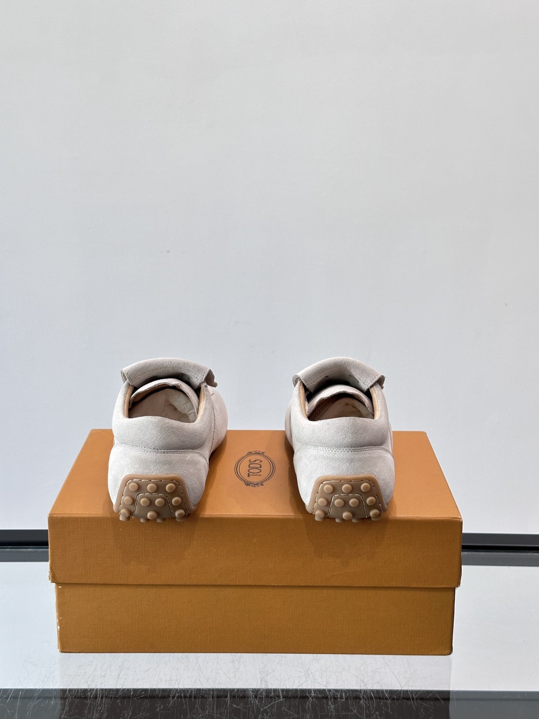 Tod's T-Marathon系列运动休闲鞋从室内足球运动汲取灵感，复古风鞋面以柔软皮革制成，触感如同丝缎般柔软丝滑，