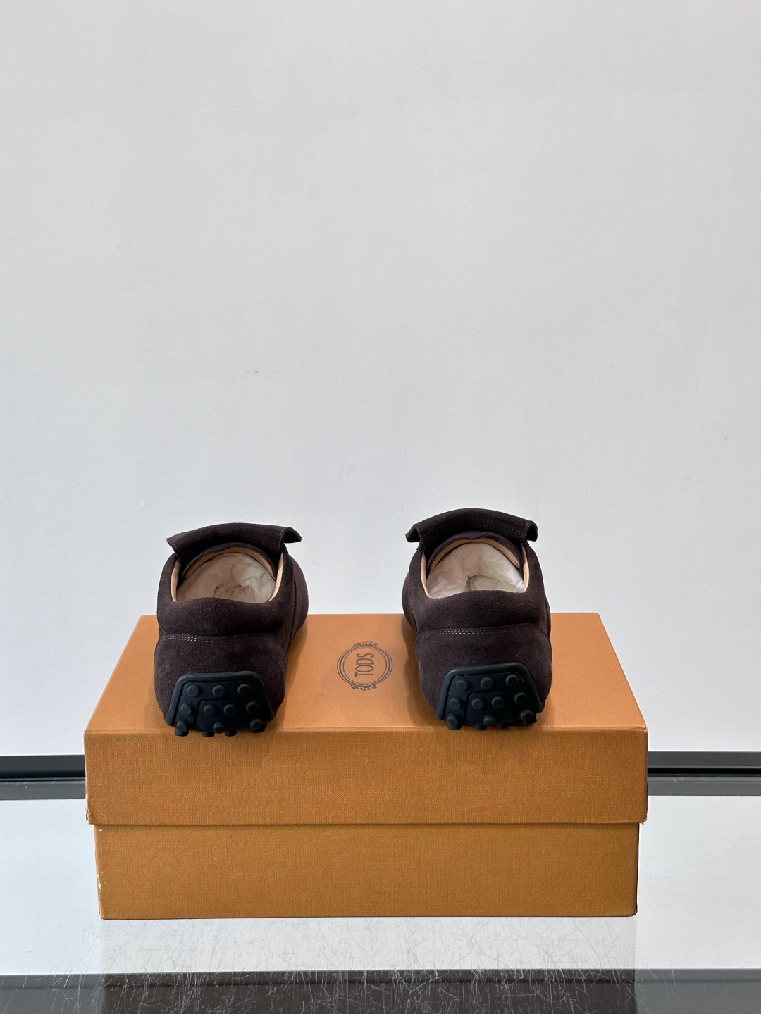 Tod's T-Marathon系列运动休闲鞋从室内足球运动汲取灵感，复古风鞋面以柔软皮革制成，触感如同丝缎般柔软丝滑，