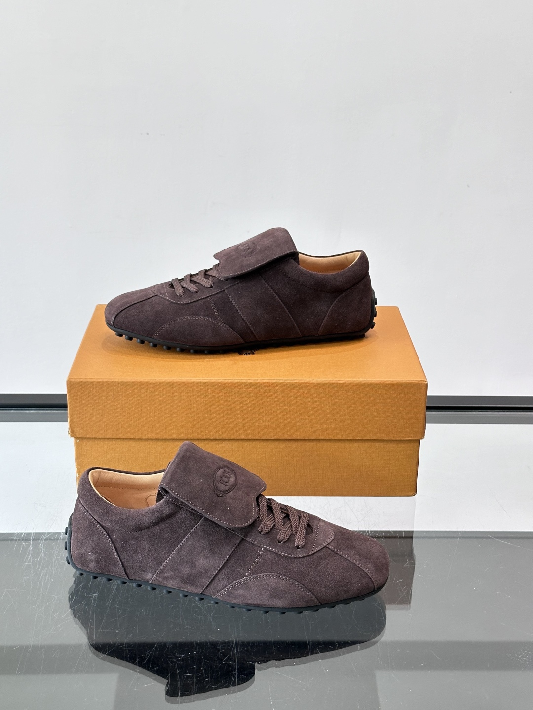 Tod's T-Marathon系列运动休闲鞋从室内足球运动汲取灵感，复古风鞋面以柔软皮革制成，触感如同丝缎般柔软丝滑，