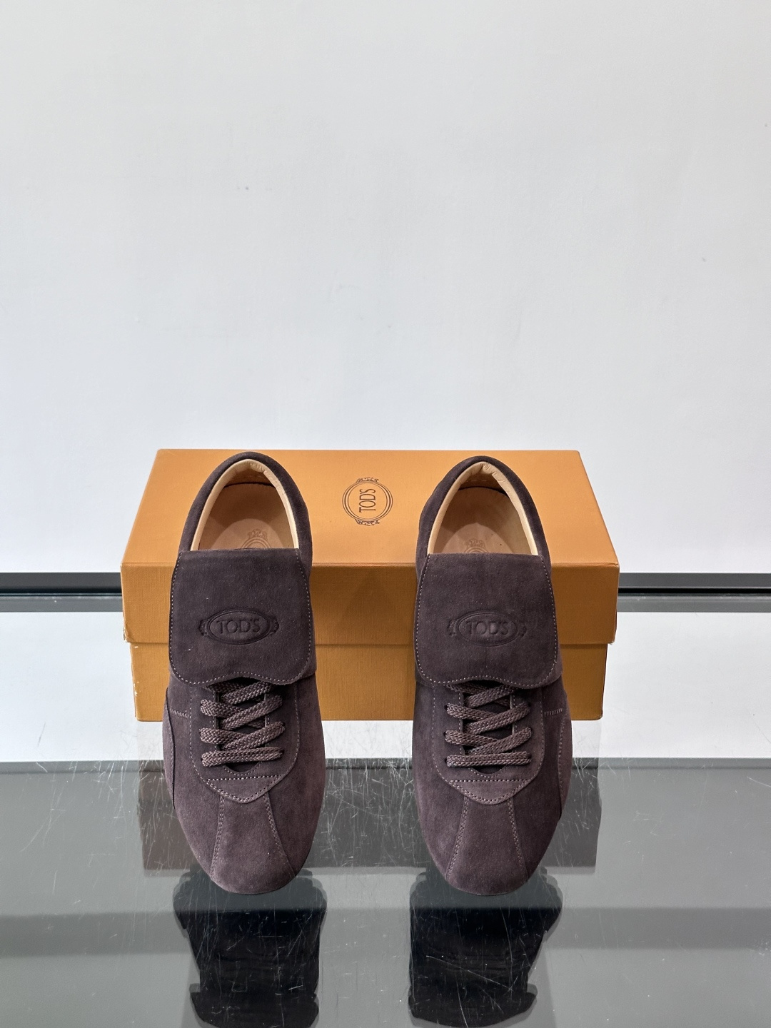Tod's T-Marathon系列运动休闲鞋从室内足球运动汲取灵感，复古风鞋面以柔软皮革制成，触感如同丝缎般柔软丝滑，