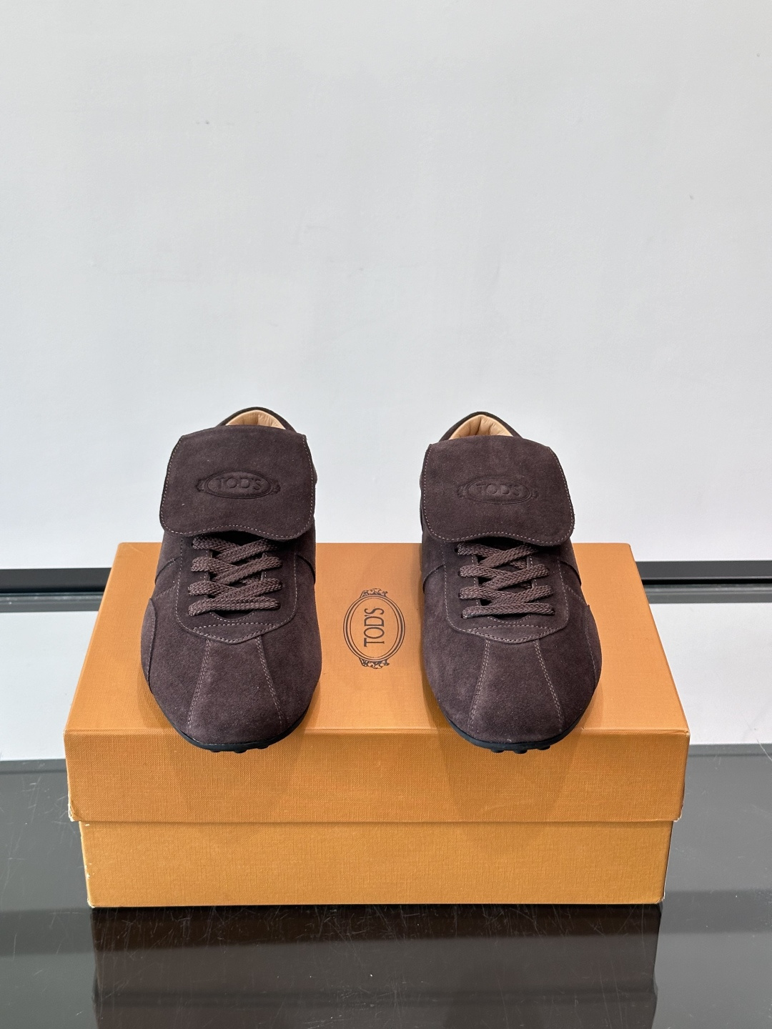 Tod's T-Marathon系列运动休闲鞋从室内足球运动汲取灵感，复古风鞋面以柔软皮革制成，触感如同丝缎般柔软丝滑，