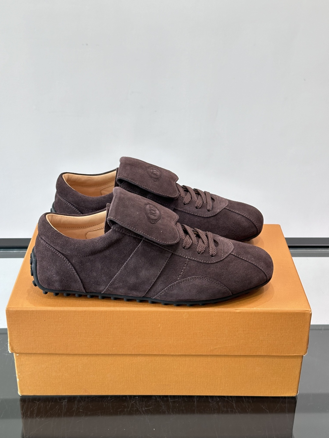 Tod's T-Marathon系列运动休闲鞋从室内足球运动汲取灵感,复古风鞋面以柔软皮革制成,触感如同丝缎般柔软丝滑, Tod's T-Marathon系列运动休闲鞋从室内足球运动汲取灵感,复古风鞋面以柔软皮革制成,触感如同丝缎般柔软丝滑,