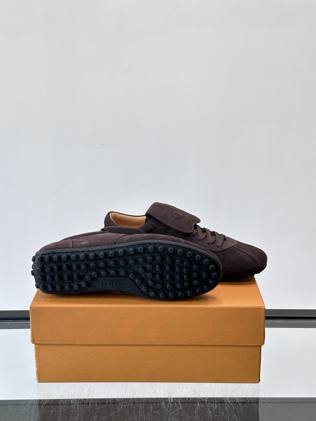 Tod's T-Marathon系列运动休闲鞋从室内足球运动汲取灵感，复古风鞋面以柔软皮革制成，触感如同丝缎般柔软丝滑，