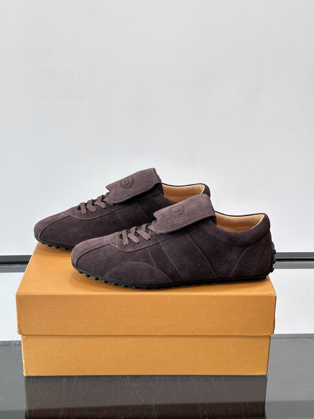 Tod's T-Marathon系列运动休闲鞋从室内足球运动汲取灵感，复古风鞋面以柔软皮革制成，触感如同丝缎般柔软丝滑，