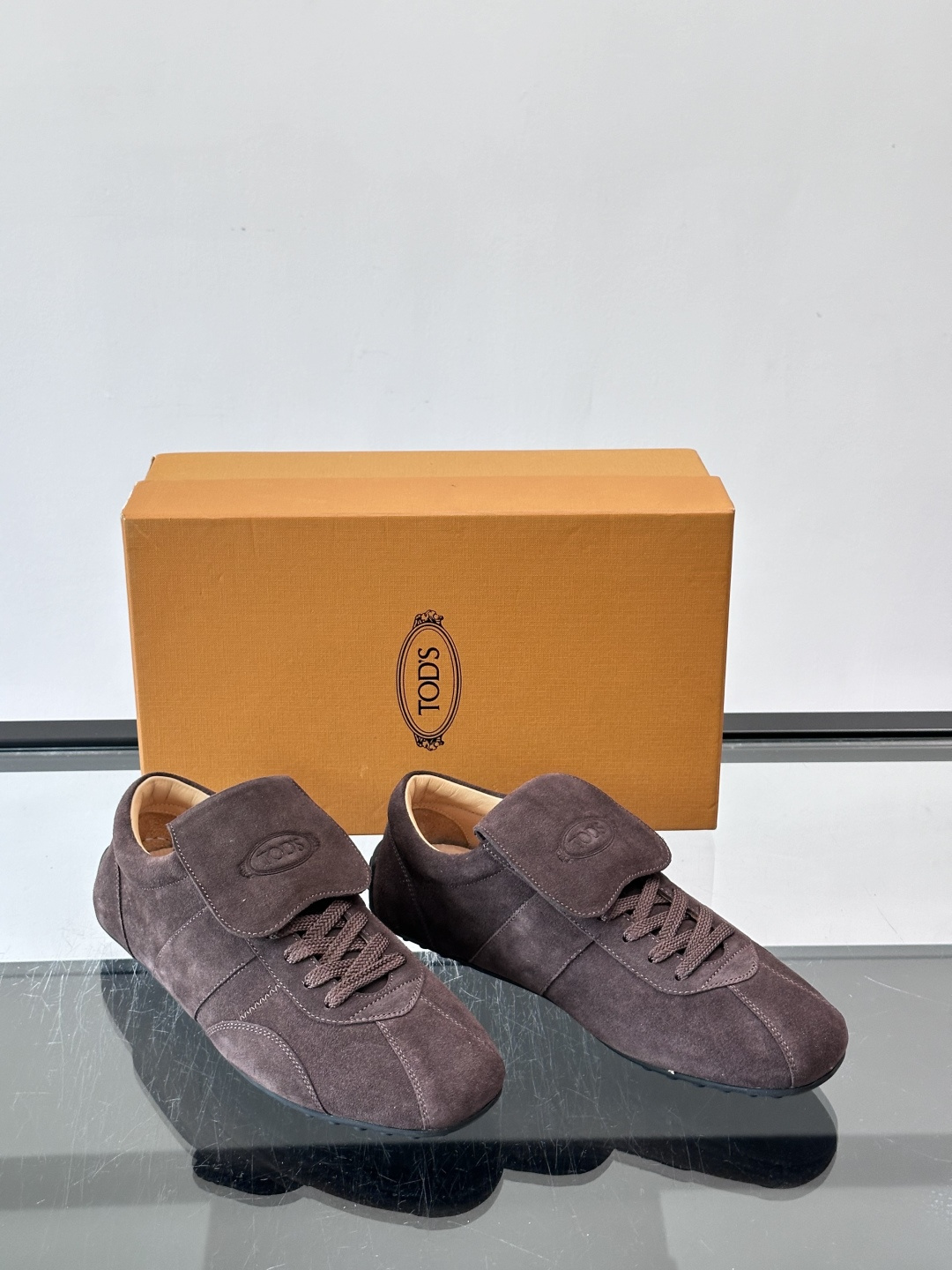 Tod's T-Marathon系列运动休闲鞋从室内足球运动汲取灵感，复古风鞋面以柔软皮革制成，触感如同丝缎般柔软丝滑，