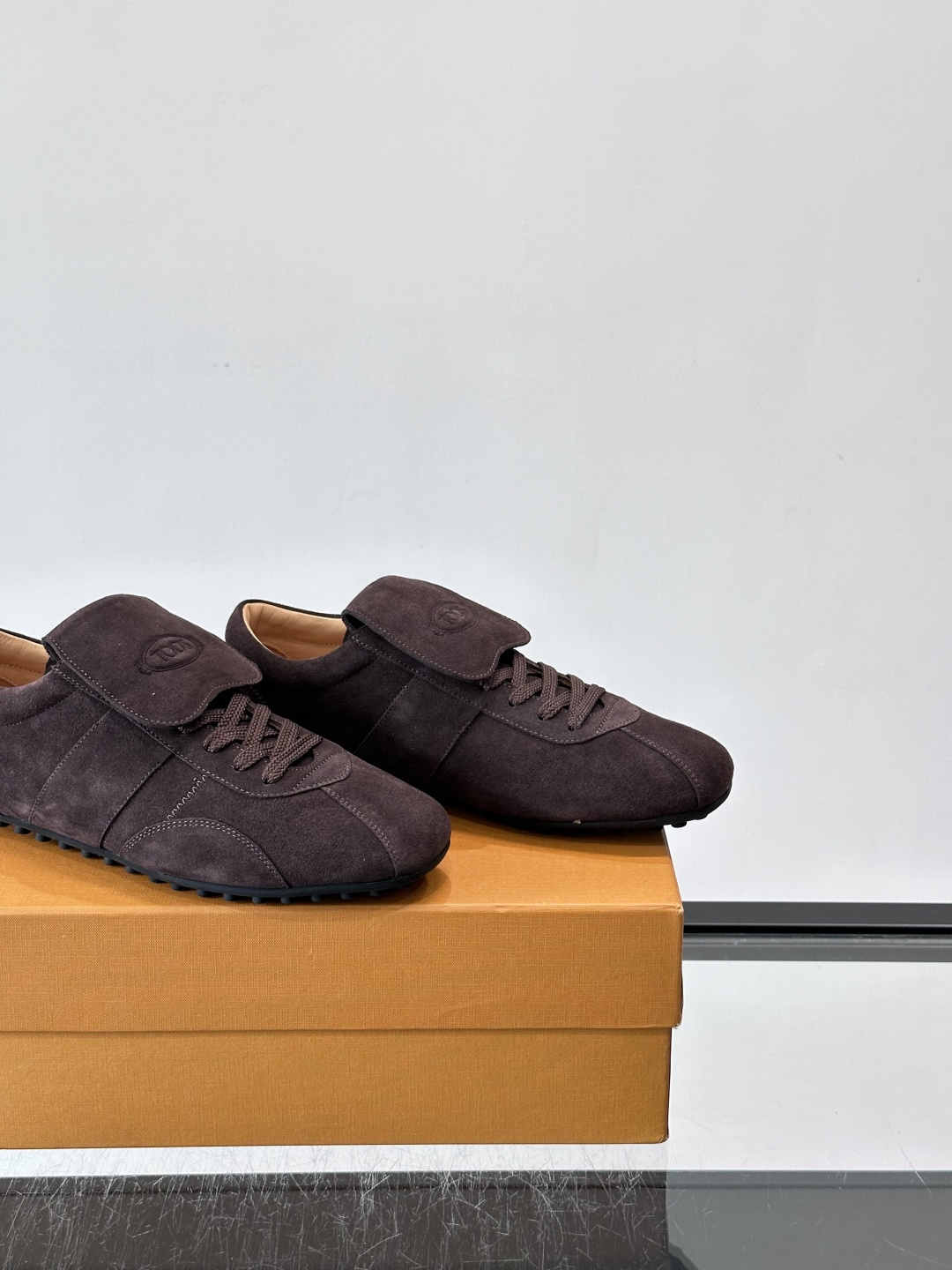 Tod's T-Marathon系列运动休闲鞋从室内足球运动汲取灵感，复古风鞋面以柔软皮革制成，触感如同丝缎般柔软丝滑，