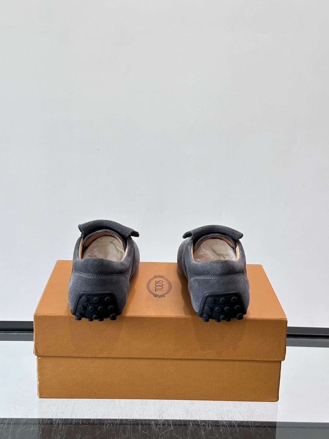 Tod's T-Marathon系列运动休闲鞋从室内足球运动汲取灵感，复古风鞋面以柔软皮革制成，触感如同丝缎般柔软丝滑，