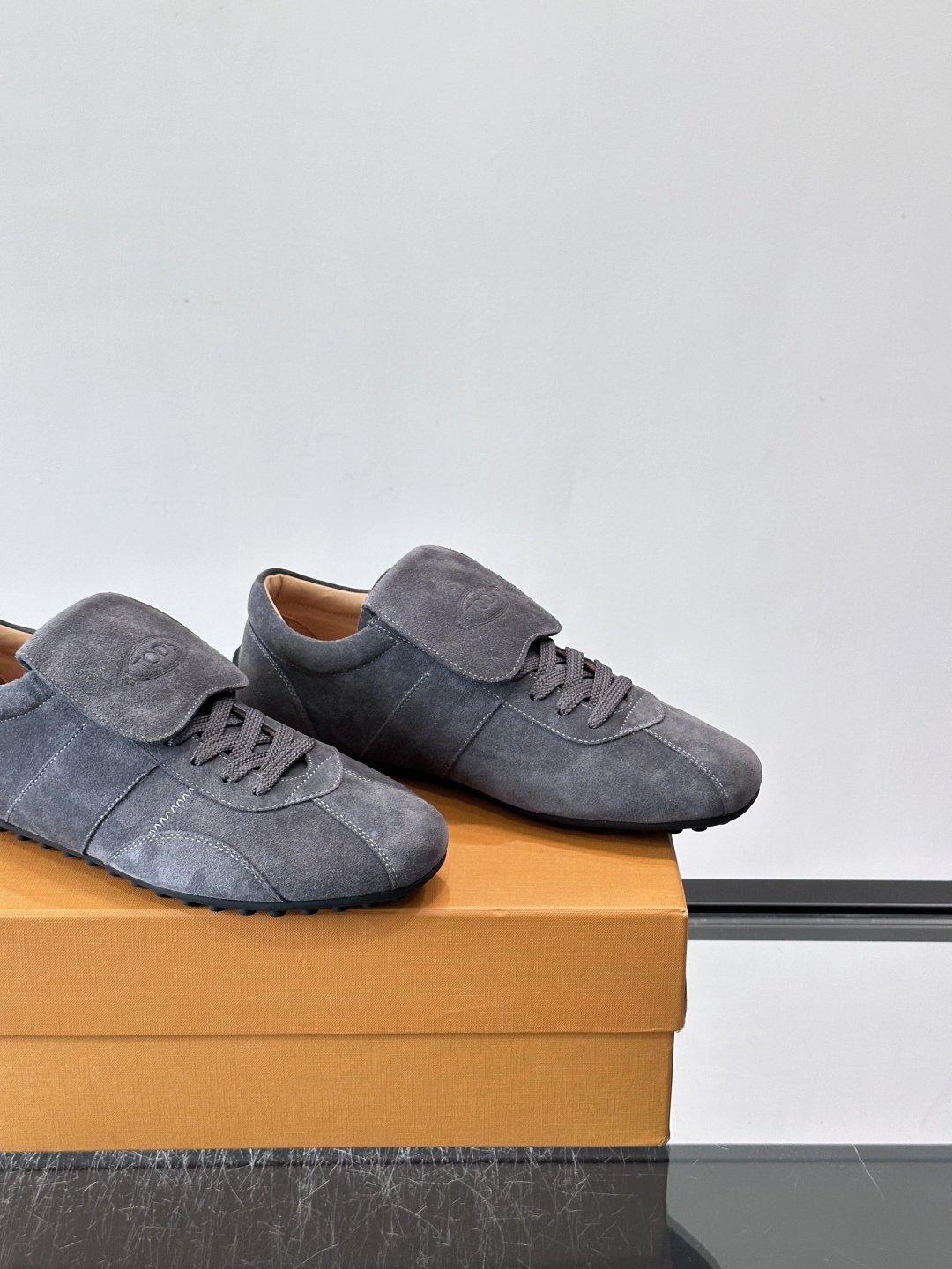 Tod's T-Marathon系列运动休闲鞋从室内足球运动汲取灵感，复古风鞋面以柔软皮革制成，触感如同丝缎般柔软丝滑，