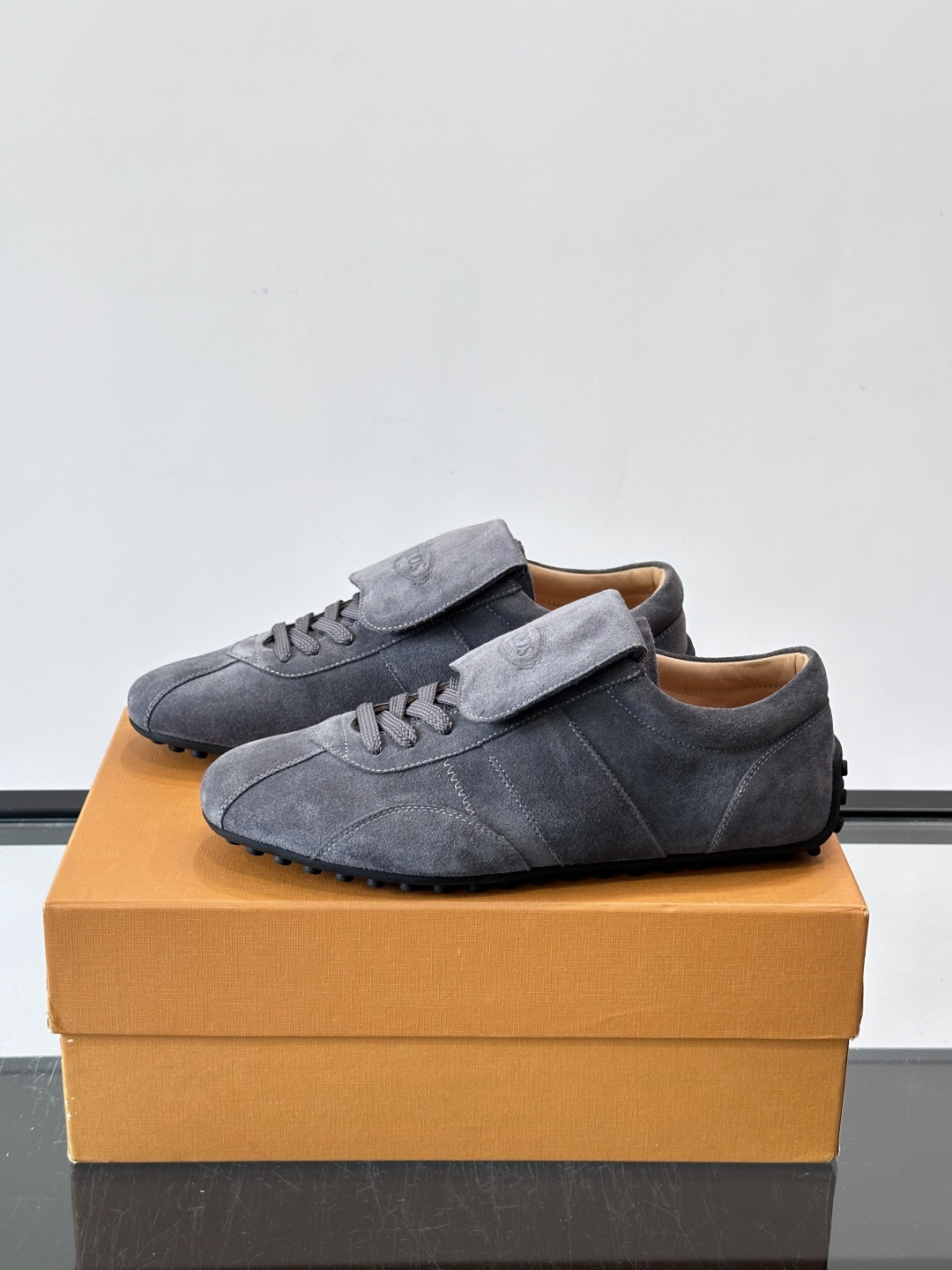 Tod's T-Marathon系列运动休闲鞋从室内足球运动汲取灵感，复古风鞋面以柔软皮革制成，触感如同丝缎般柔软丝滑，