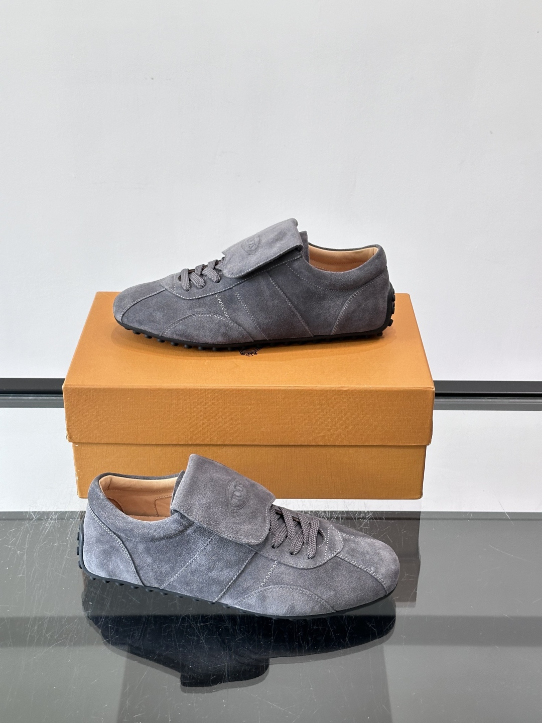 Tod's T-Marathon系列运动休闲鞋从室内足球运动汲取灵感，复古风鞋面以柔软皮革制成，触感如同丝缎般柔软丝滑，