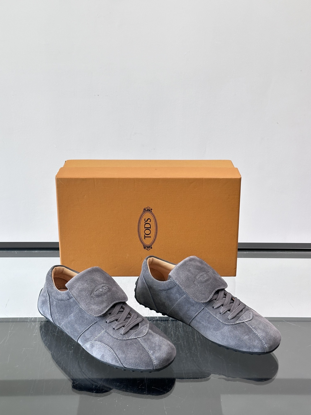 Tod's T-Marathon系列运动休闲鞋从室内足球运动汲取灵感，复古风鞋面以柔软皮革制成，触感如同丝缎般柔软丝滑，