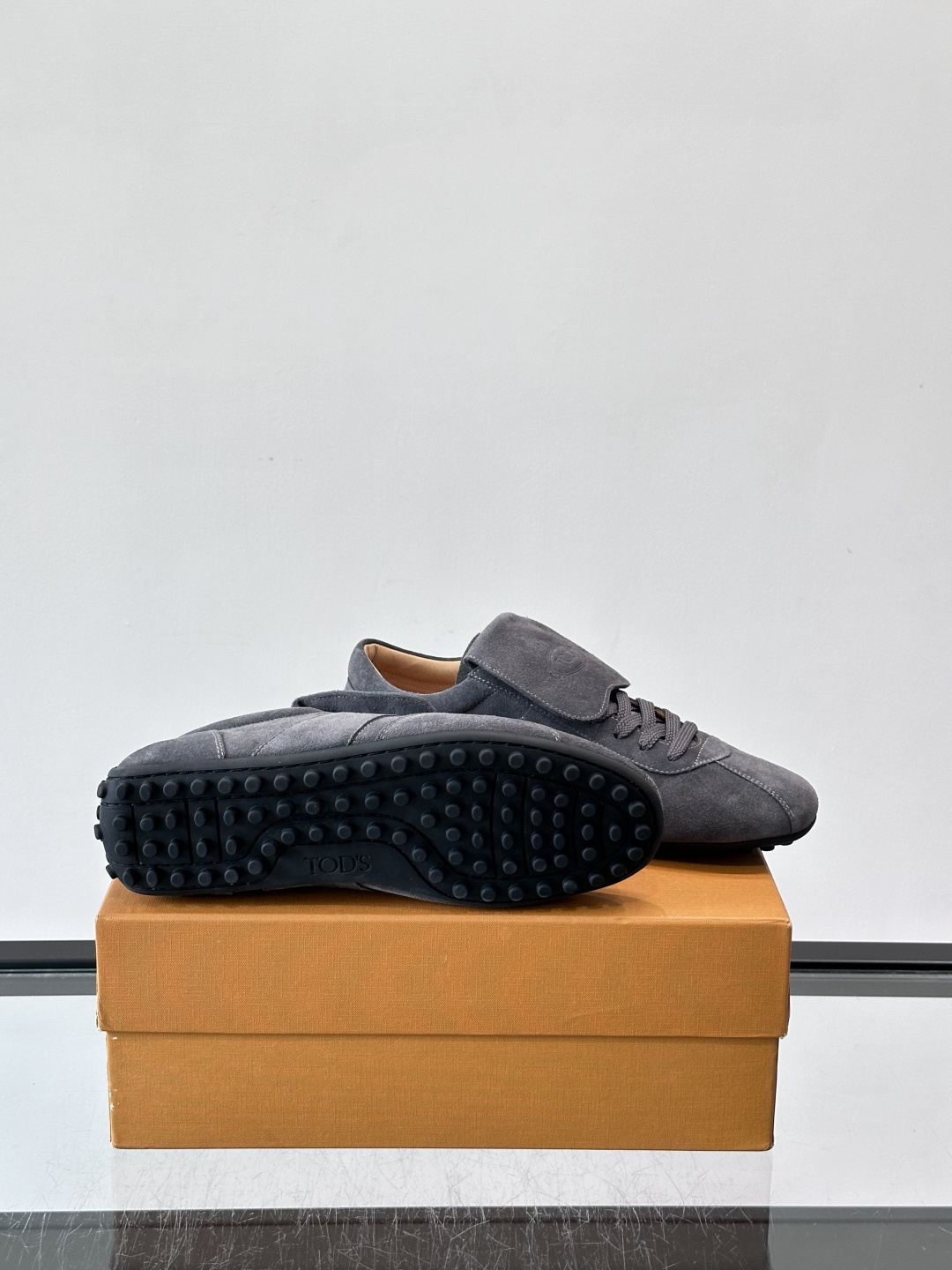Tod's T-Marathon系列运动休闲鞋从室内足球运动汲取灵感，复古风鞋面以柔软皮革制成，触感如同丝缎般柔软丝滑，