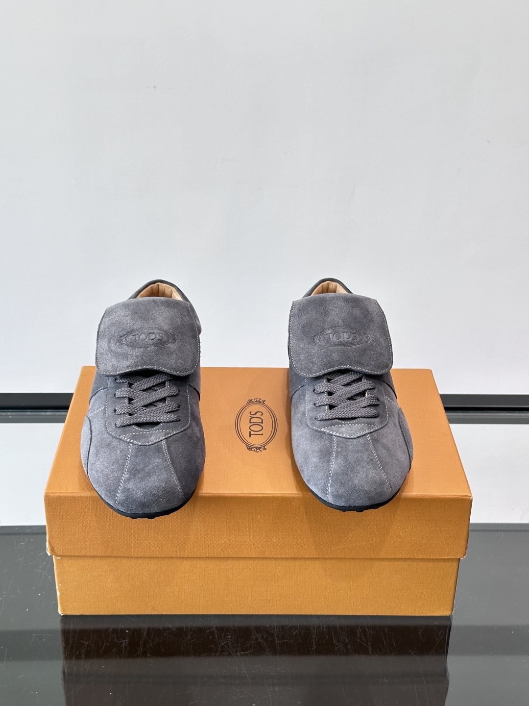 Tod's T-Marathon系列运动休闲鞋从室内足球运动汲取灵感，复古风鞋面以柔软皮革制成，触感如同丝缎般柔软丝滑，