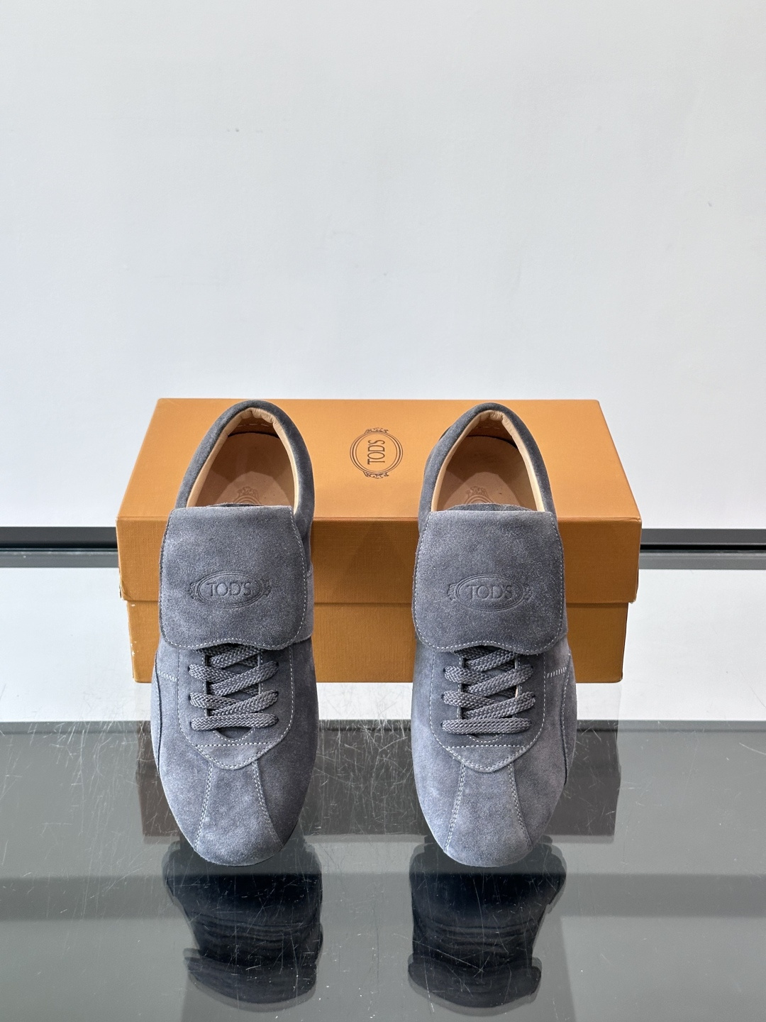 Tod's T-Marathon系列运动休闲鞋从室内足球运动汲取灵感，复古风鞋面以柔软皮革制成，触感如同丝缎般柔软丝滑，