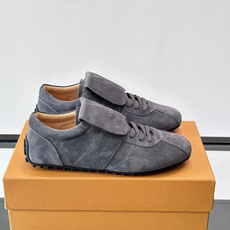 Tod's T-Marathon系列运动休闲鞋从室内足球运动汲取灵感,复古风鞋面以柔软皮革制成,触感如同丝缎般柔软丝滑, Tod's T-Marathon系列运动休闲鞋从室内足球运动汲取灵感,复古风鞋面以柔软皮革制成,触感如同丝缎般柔软丝滑,