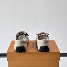 Tod's T-Marathon系列运动休闲鞋从室内足球运动汲取灵感,复古风鞋面以柔软皮革制成,触感如同丝缎般柔软丝滑, Tod's T-Marathon系列运动休闲鞋从室内足球运动汲取灵感,复古风鞋面以柔软皮革制成,触感如同丝缎般柔软丝滑,