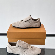 Tod's T-Marathon系列运动休闲鞋从室内足球运动汲取灵感,复古风鞋面以柔软皮革制成,触感如同丝缎般柔软丝滑, Tod's T-Marathon系列运动休闲鞋从室内足球运动汲取灵感,复古风鞋面以柔软皮革制成,触感如同丝缎般柔软丝滑,
