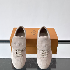Tod's T-Marathon系列运动休闲鞋从室内足球运动汲取灵感,复古风鞋面以柔软皮革制成,触感如同丝缎般柔软丝滑, Tod's T-Marathon系列运动休闲鞋从室内足球运动汲取灵感,复古风鞋面以柔软皮革制成,触感如同丝缎般柔软丝滑,