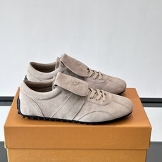 Tod's T-Marathon系列运动休闲鞋从室内足球运动汲取灵感,复古风鞋面以柔软皮革制成,触感如同丝缎般柔软丝滑, Tod's T-Marathon系列运动休闲鞋从室内足球运动汲取灵感,复古风鞋面以柔软皮革制成,触感如同丝缎般柔软丝滑,