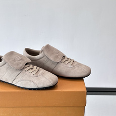 Tod's T-Marathon系列运动休闲鞋从室内足球运动汲取灵感,复古风鞋面以柔软皮革制成,触感如同丝缎般柔软丝滑, Tod's T-Marathon系列运动休闲鞋从室内足球运动汲取灵感,复古风鞋面以柔软皮革制成,触感如同丝缎般柔软丝滑,