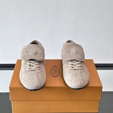 Tod's T-Marathon系列运动休闲鞋从室内足球运动汲取灵感,复古风鞋面以柔软皮革制成,触感如同丝缎般柔软丝滑, Tod's T-Marathon系列运动休闲鞋从室内足球运动汲取灵感,复古风鞋面以柔软皮革制成,触感如同丝缎般柔软丝滑,