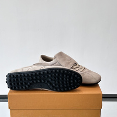 Tod's T-Marathon系列运动休闲鞋从室内足球运动汲取灵感,复古风鞋面以柔软皮革制成,触感如同丝缎般柔软丝滑, Tod's T-Marathon系列运动休闲鞋从室内足球运动汲取灵感,复古风鞋面以柔软皮革制成,触感如同丝缎般柔软丝滑,