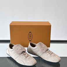 Tod's T-Marathon系列运动休闲鞋从室内足球运动汲取灵感,复古风鞋面以柔软皮革制成,触感如同丝缎般柔软丝滑, Tod's T-Marathon系列运动休闲鞋从室内足球运动汲取灵感,复古风鞋面以柔软皮革制成,触感如同丝缎般柔软丝滑,