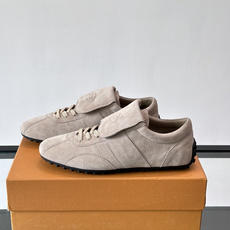 Tod's T-Marathon系列运动休闲鞋从室内足球运动汲取灵感,复古风鞋面以柔软皮革制成,触感如同丝缎般柔软丝滑, Tod's T-Marathon系列运动休闲鞋从室内足球运动汲取灵感,复古风鞋面以柔软皮革制成,触感如同丝缎般柔软丝滑,