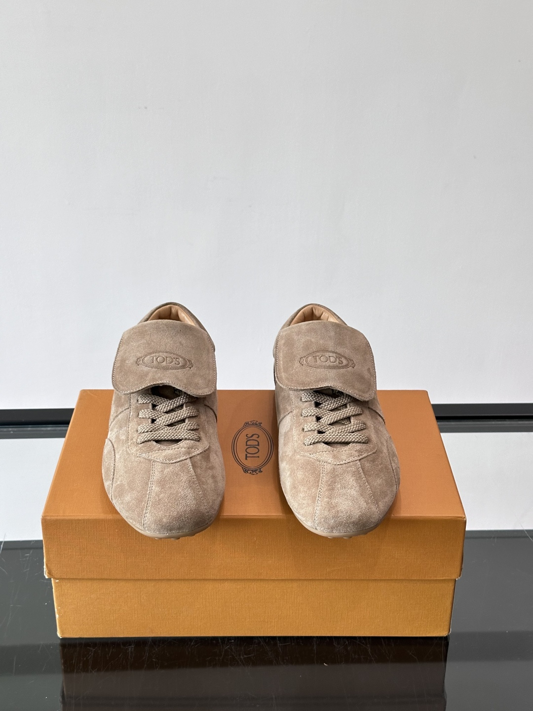Tod's T-Marathon系列运动休闲鞋从室内足球运动汲取灵感,复古风鞋面以柔软皮革制成,触感如同丝缎般柔软丝滑, Tod's T-Marathon系列运动休闲鞋从室内足球运动汲取灵感,复古风鞋面以柔软皮革制成,触感如同丝缎般柔软丝滑,