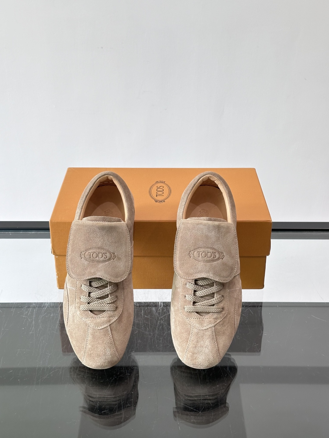Tod's T-Marathon系列运动休闲鞋从室内足球运动汲取灵感,复古风鞋面以柔软皮革制成,触感如同丝缎般柔软丝滑, Tod's T-Marathon系列运动休闲鞋从室内足球运动汲取灵感,复古风鞋面以柔软皮革制成,触感如同丝缎般柔软丝滑,