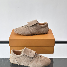 Tod's T-Marathon系列运动休闲鞋从室内足球运动汲取灵感,复古风鞋面以柔软皮革制成,触感如同丝缎般柔软丝滑, Tod's T-Marathon系列运动休闲鞋从室内足球运动汲取灵感,复古风鞋面以柔软皮革制成,触感如同丝缎般柔软丝滑,