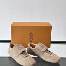 Tod's T-Marathon系列运动休闲鞋从室内足球运动汲取灵感,复古风鞋面以柔软皮革制成,触感如同丝缎般柔软丝滑, Tod's T-Marathon系列运动休闲鞋从室内足球运动汲取灵感,复古风鞋面以柔软皮革制成,触感如同丝缎般柔软丝滑,