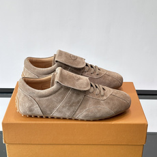 Tod's T-Marathon系列运动休闲鞋从室内足球运动汲取灵感,复古风鞋面以柔软皮革制成,触感如同丝缎般柔软丝滑, Tod's T-Marathon系列运动休闲鞋从室内足球运动汲取灵感,复古风鞋面以柔软皮革制成,触感如同丝缎般柔软丝滑,