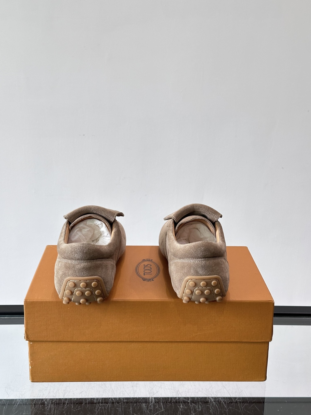 Tod's T-Marathon系列运动休闲鞋从室内足球运动汲取灵感,复古风鞋面以柔软皮革制成,触感如同丝缎般柔软丝滑, Tod's T-Marathon系列运动休闲鞋从室内足球运动汲取灵感,复古风鞋面以柔软皮革制成,触感如同丝缎般柔软丝滑,