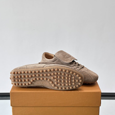Tod's T-Marathon系列运动休闲鞋从室内足球运动汲取灵感,复古风鞋面以柔软皮革制成,触感如同丝缎般柔软丝滑, Tod's T-Marathon系列运动休闲鞋从室内足球运动汲取灵感,复古风鞋面以柔软皮革制成,触感如同丝缎般柔软丝滑,