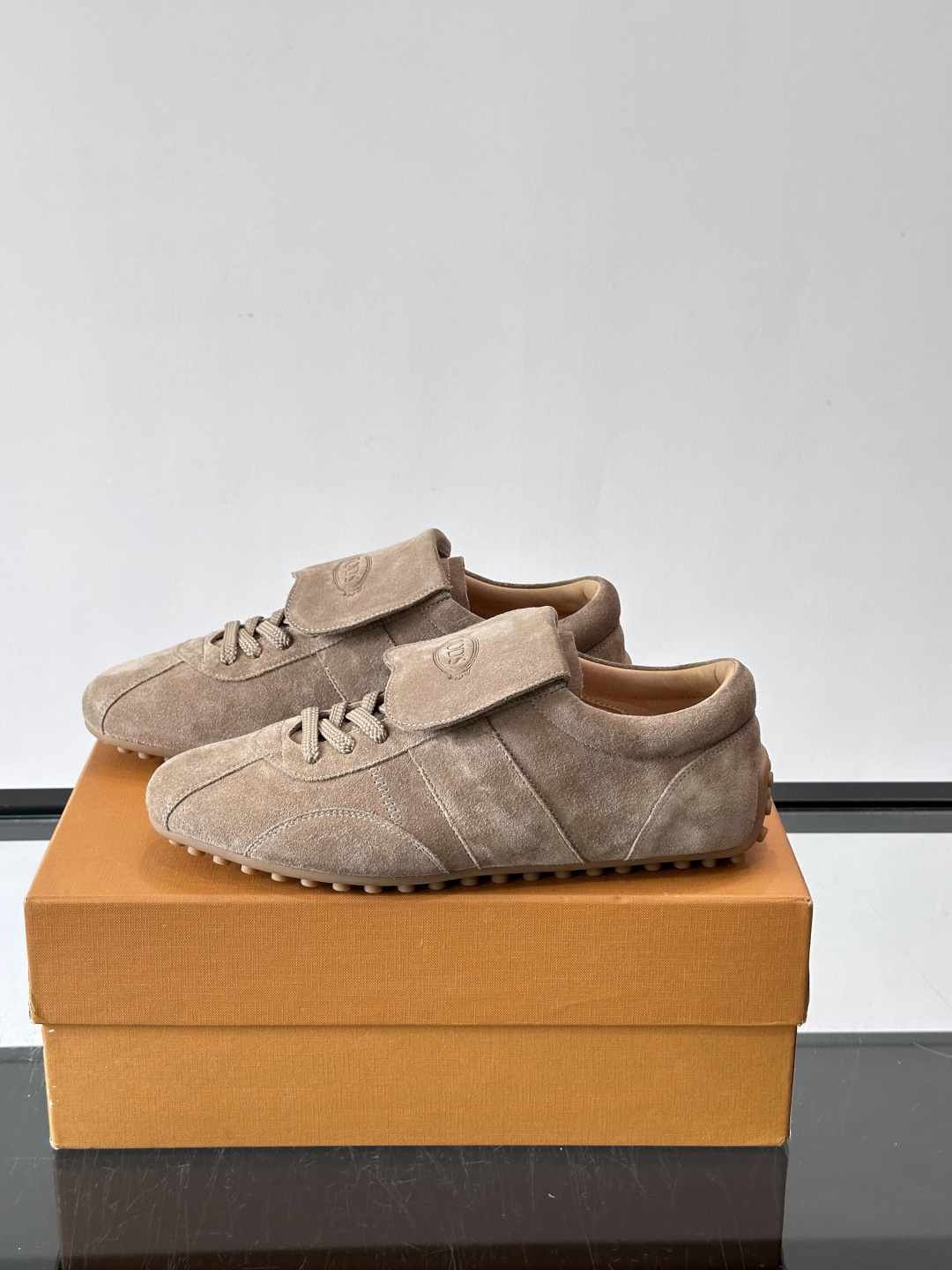 Tod's T-Marathon系列运动休闲鞋从室内足球运动汲取灵感,复古风鞋面以柔软皮革制成,触感如同丝缎般柔软丝滑, Tod's T-Marathon系列运动休闲鞋从室内足球运动汲取灵感,复古风鞋面以柔软皮革制成,触感如同丝缎般柔软丝滑,