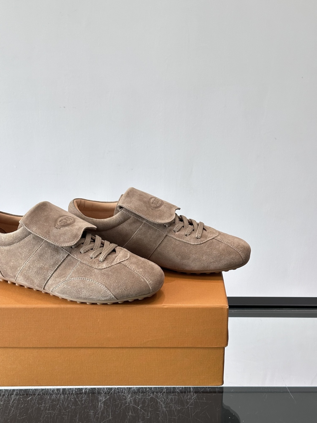 Tod's T-Marathon系列运动休闲鞋从室内足球运动汲取灵感,复古风鞋面以柔软皮革制成,触感如同丝缎般柔软丝滑, Tod's T-Marathon系列运动休闲鞋从室内足球运动汲取灵感,复古风鞋面以柔软皮革制成,触感如同丝缎般柔软丝滑,