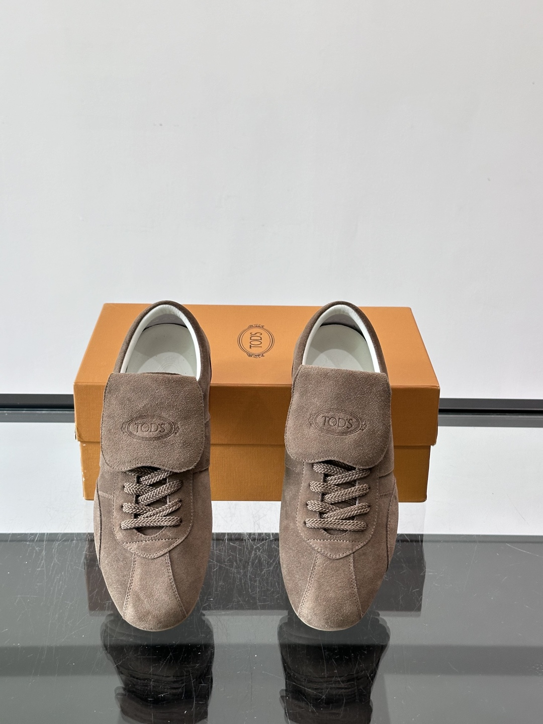 Tod's T-Marathon系列运动休闲鞋从室内足球运动汲取灵感，复古风鞋面以柔软皮革制成，触感如同丝缎般柔软丝滑，