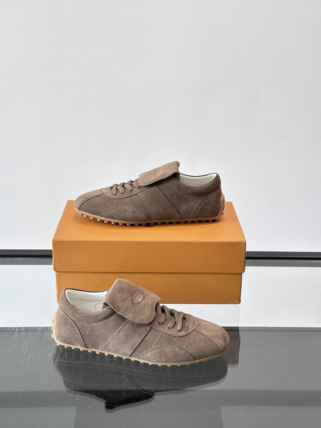 Tod's T-Marathon系列运动休闲鞋从室内足球运动汲取灵感，复古风鞋面以柔软皮革制成，触感如同丝缎般柔软丝滑，