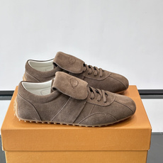 Tod's T-Marathon系列运动休闲鞋从室内足球运动汲取灵感,复古风鞋面以柔软皮革制成,触感如同丝缎般柔软丝滑, Tod's T-Marathon系列运动休闲鞋从室内足球运动汲取灵感,复古风鞋面以柔软皮革制成,触感如同丝缎般柔软丝滑,