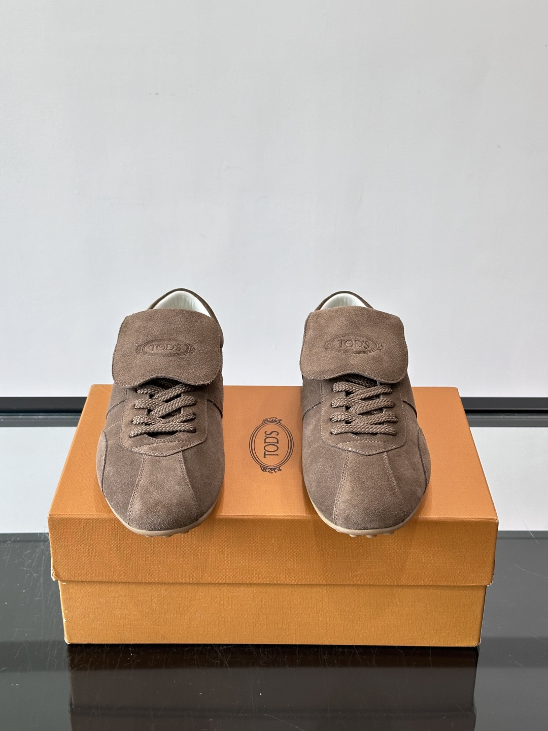 Tod's T-Marathon系列运动休闲鞋从室内足球运动汲取灵感，复古风鞋面以柔软皮革制成，触感如同丝缎般柔软丝滑，
