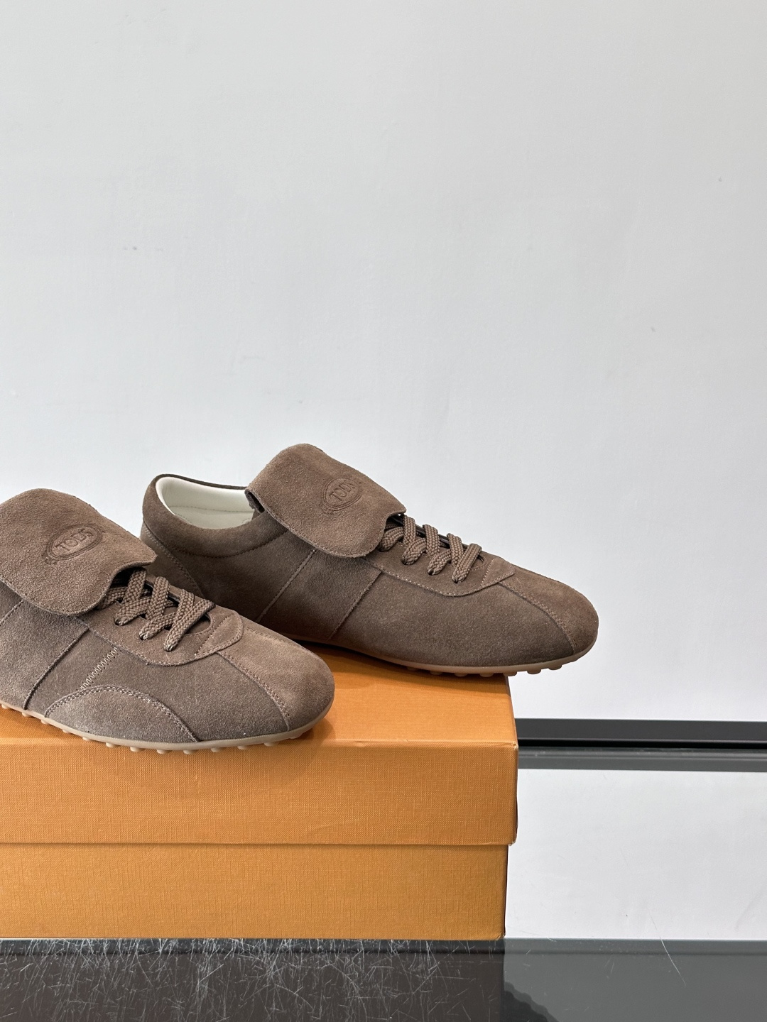 Tod's T-Marathon系列运动休闲鞋从室内足球运动汲取灵感，复古风鞋面以柔软皮革制成，触感如同丝缎般柔软丝滑，