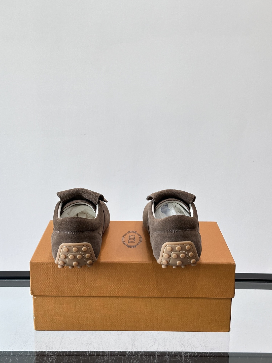 Tod's T-Marathon系列运动休闲鞋从室内足球运动汲取灵感，复古风鞋面以柔软皮革制成，触感如同丝缎般柔软丝滑，