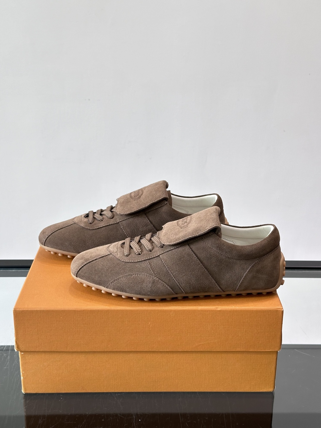 Tod's T-Marathon系列运动休闲鞋从室内足球运动汲取灵感，复古风鞋面以柔软皮革制成，触感如同丝缎般柔软丝滑，