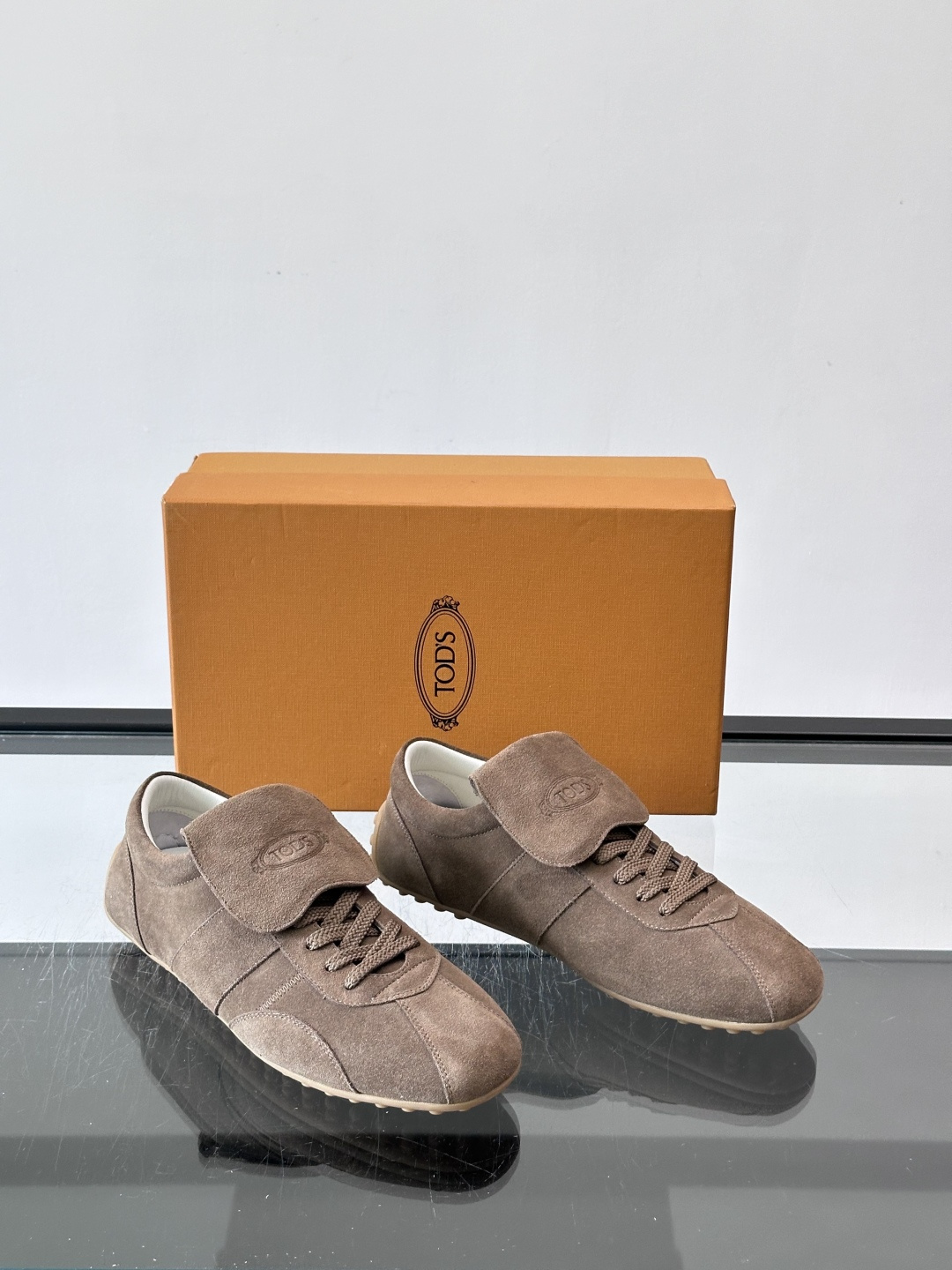Tod's T-Marathon系列运动休闲鞋从室内足球运动汲取灵感，复古风鞋面以柔软皮革制成，触感如同丝缎般柔软丝滑，
